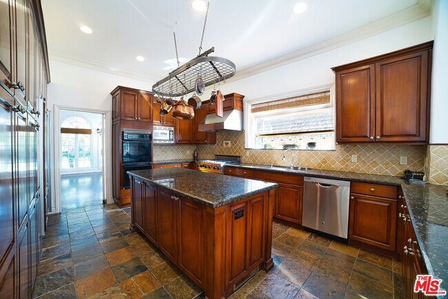 Building Photo - 493 S Spalding Dr