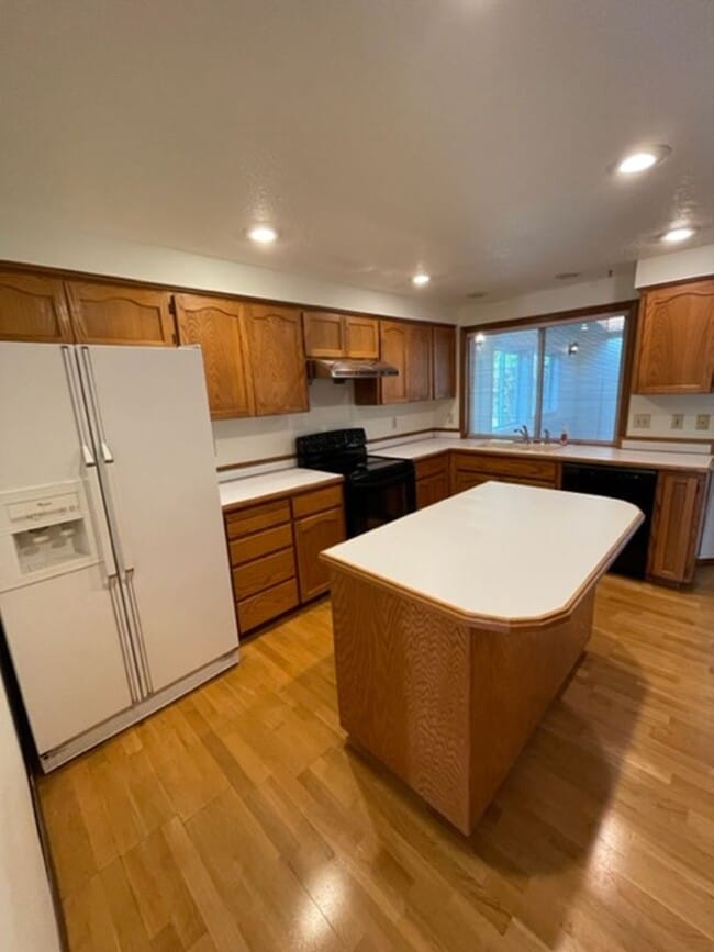 Building Photo - Spacious 4 Bedroom 3 Bath  Two-Story Singl...