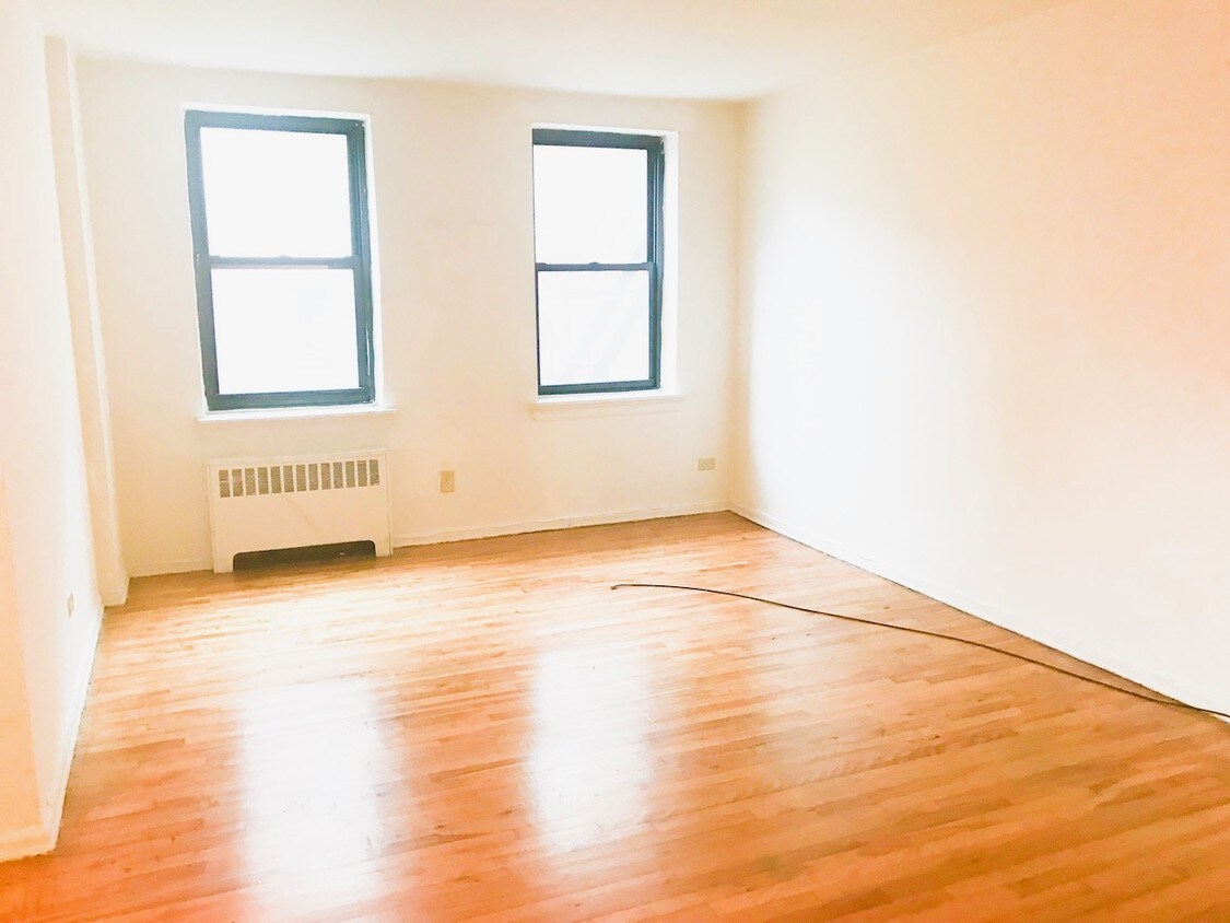 Primary Photo - 9324 Queens Blvd