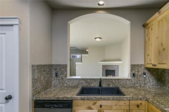 Building Photo - Spacious home with bonus room in NE Bend!