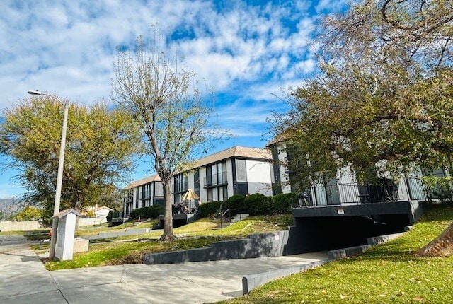 Building Photo - 1601 E Cypress St