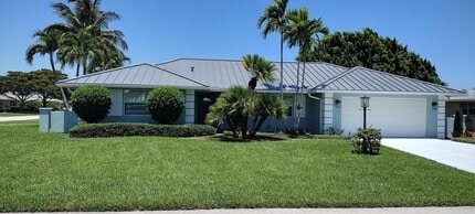 Building Photo - 9583 SE Little Club Way S