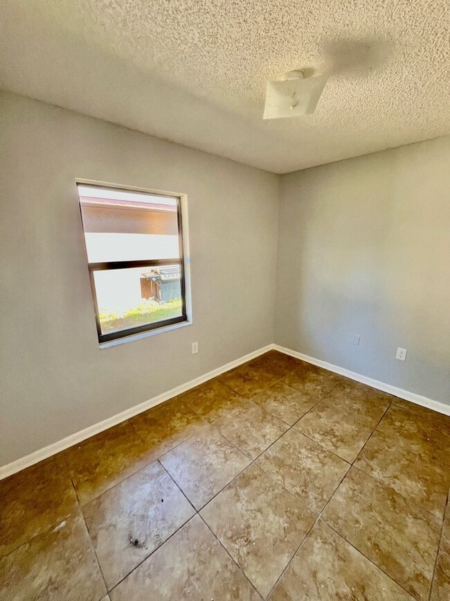 Foto del edificio - SPACIOUS 3BR/1.5BA Lakeland Duplex! Conven...