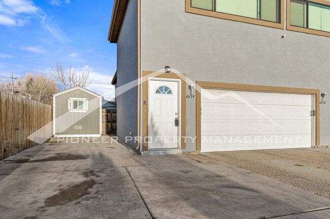 Building Photo - Upper Level Half Duplex with Central A/C and In-Unit Laundry