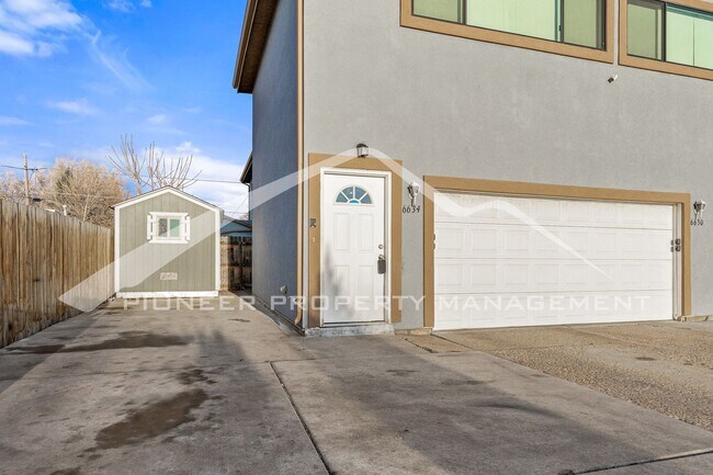 Foto del edificio - Upper Level Half Duplex with Central A/C and In-Unit Laundry
