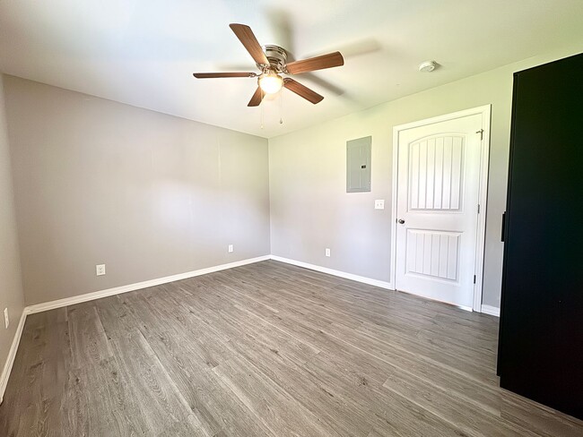 Building Photo - 1 Bedroom/1 Bathroom Triplex Unit in South...