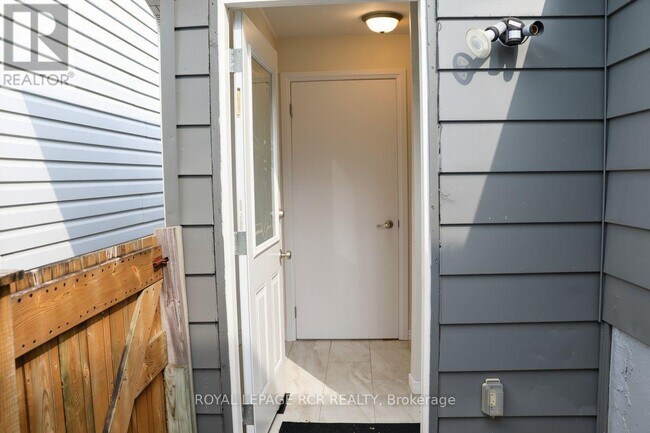 Building Photo - 338 Whitehead Crescent