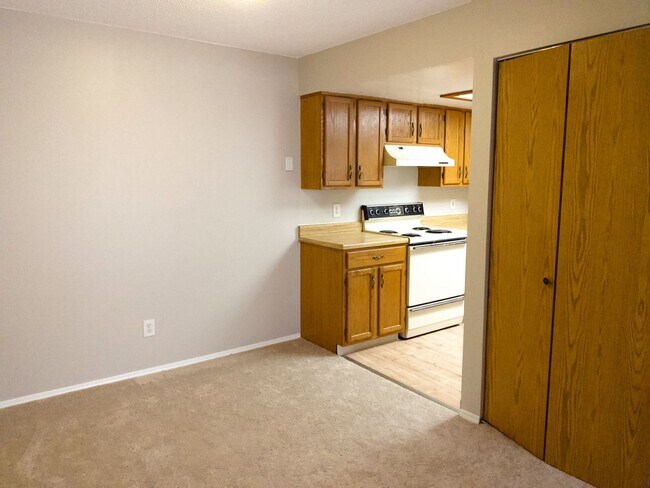 Building Photo - Evolve Real Estate: 2 Bedroom Condo in Aur...