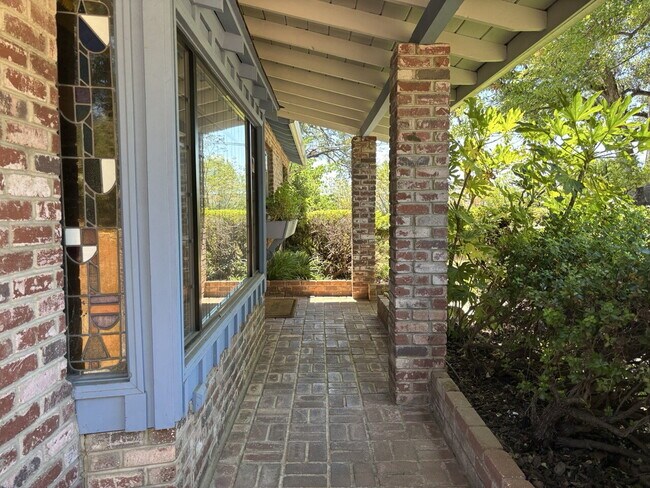 Foto del edificio - Amazing large 3-bedroom home in highly desirable neighborhood in Placerville with pool!