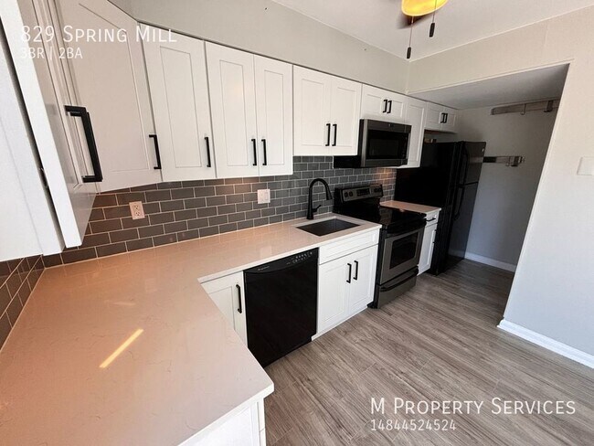 Building Photo - Charming 3BR/1.5BA End Unit Townhome in Co...