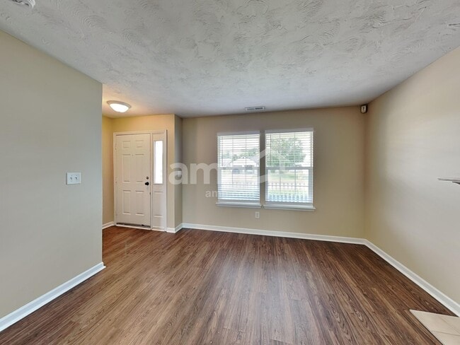 Building Photo - 717 Breakers Ln