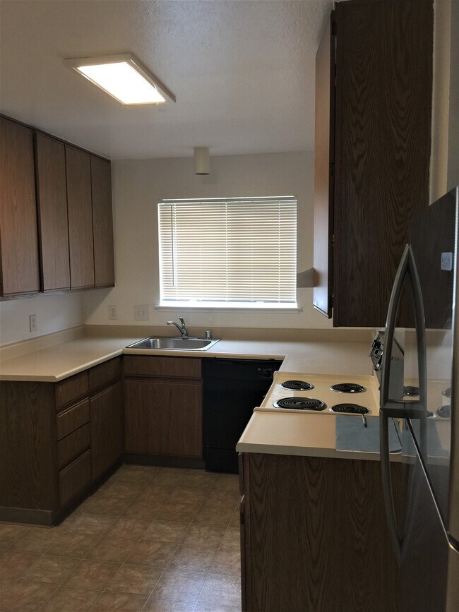 Kitchen - 554 Bancroft Ave