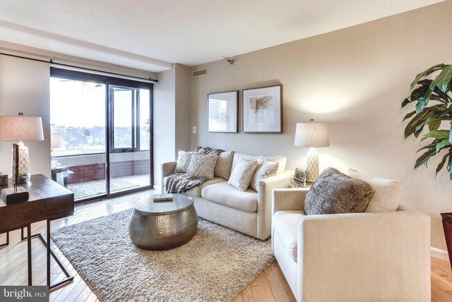 Living room - 2400 Clarendon Blvd