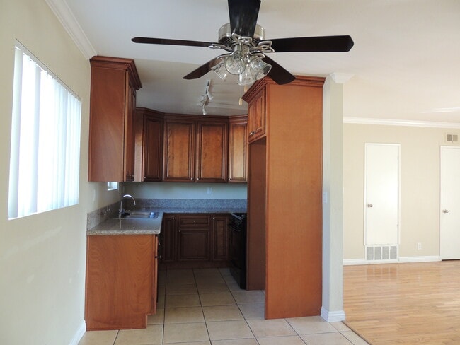 Building Photo - Chateau Whitsett Apartments