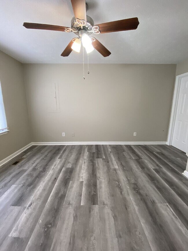 Building Photo - Charming, Pet-Friendly 3 Bedroom, 2 Bath Home on Whitehead Road