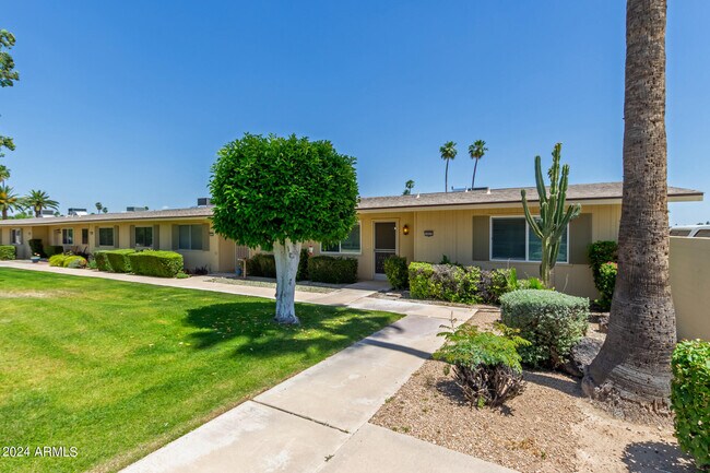 Building Photo - 10935 W Santa Fe Dr
