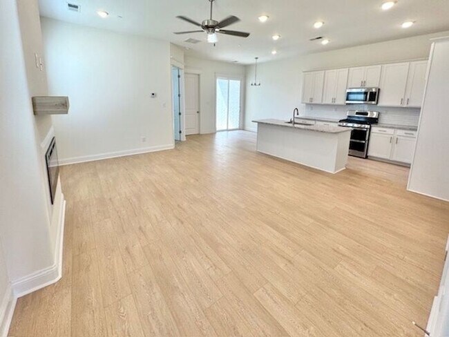 Foto del edificio - Now Leasing at Cedar Bluff – 4BR Townhomes...