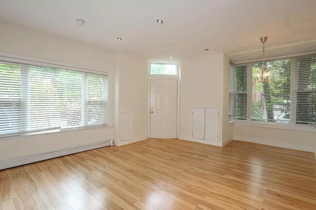 Foto del edificio - 2153 Newport Pl NW