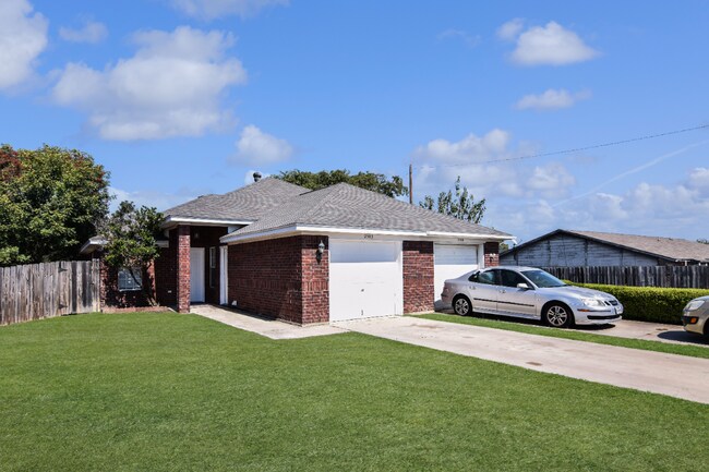 Building Photo - 2303 Wales Cir