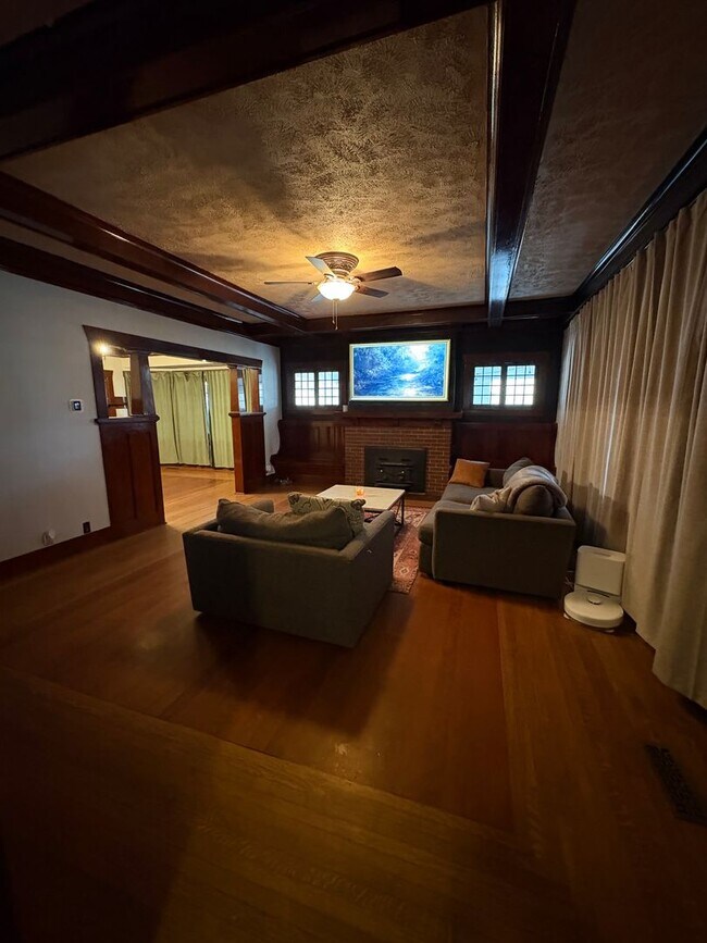 Building Photo - Gorgeous Historic Home for Rent in Ephrata