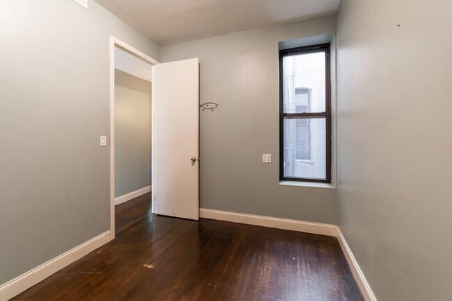 Building Photo - 524 Chauncey St