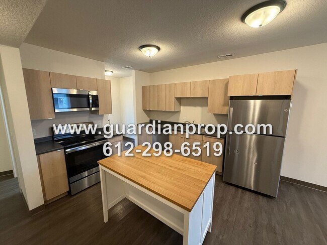 Foto del edificio - 2024 Built Townhouse Available Now, Open F...
