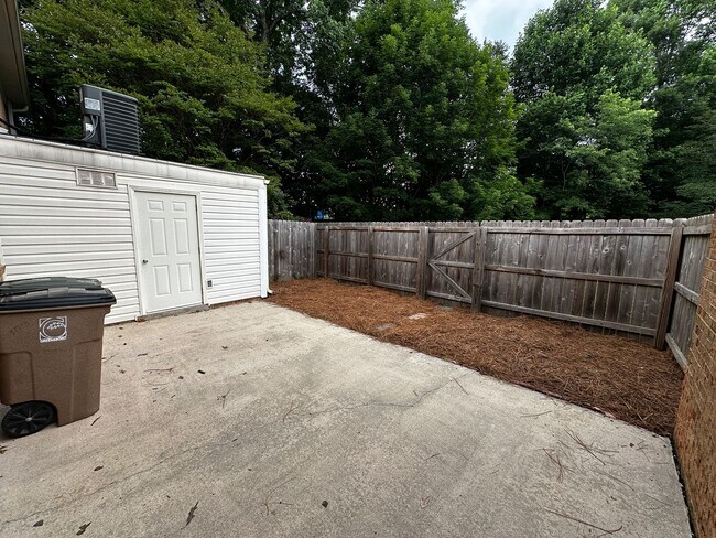 Building Photo - Available to View! Luxurious Town home in ...