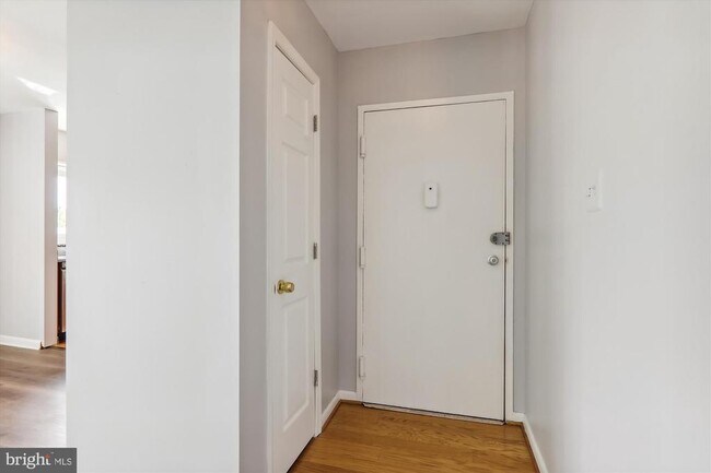 Foto del edificio - 10631 Montrose Ave