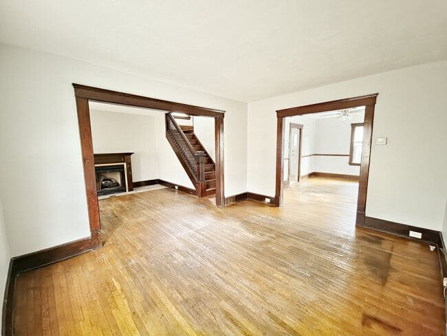 Building Photo - Beautiful Large family home