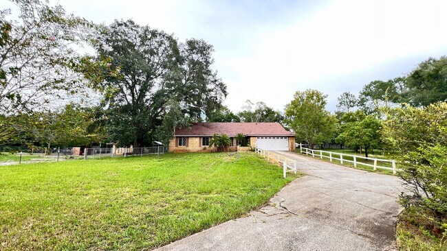 Building Photo - Charming 3-Bedroom Home for Nature Lovers