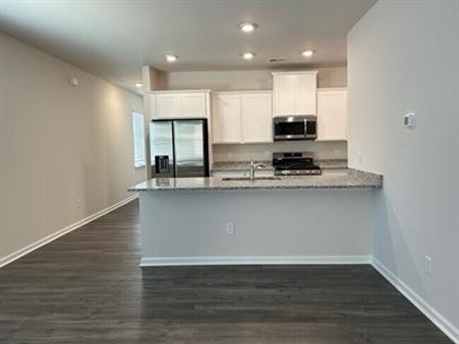 Foto del edificio - New 4/2.5 Townhome Near Lake Conestee and ...