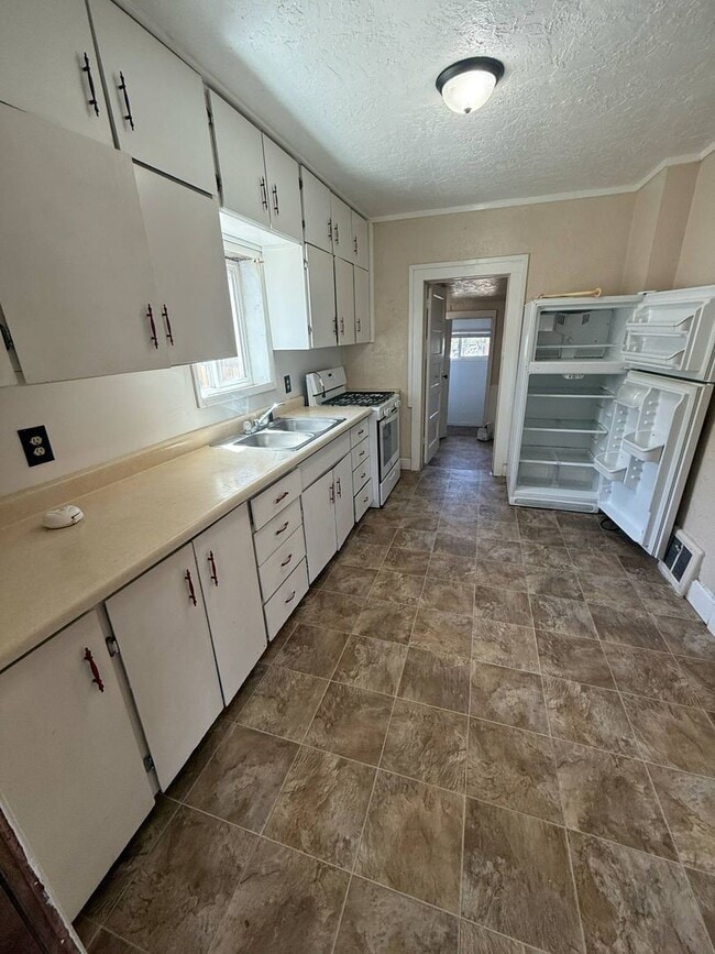 Building Photo - 2 Bedroom Home