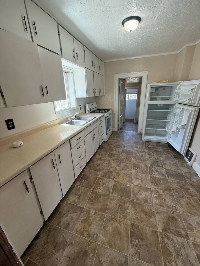 Building Photo - Main Level Living