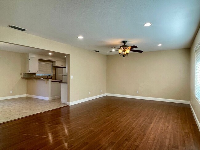 Building Photo - LARGE 4 BEDROOM 2 BATH HOUSE W/SWIMMING PO...