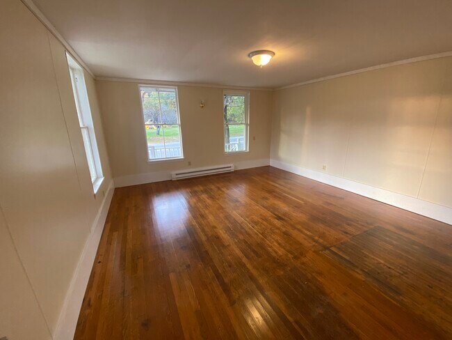 Dormitorio - 187 Main St