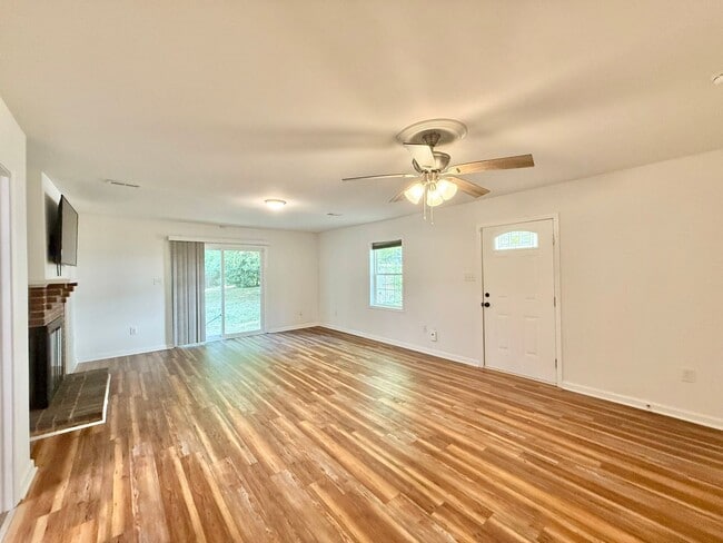 Building Photo - **OFFERING REFUNDABLE APPLICATION FEES & $150 MOVE IN PROMOTION** Newly Remodeled 3BD, 1BA Raleig...