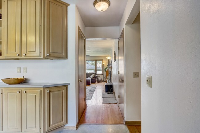 Building Photo - Charming Bi-Level Home in Sunset Village -...