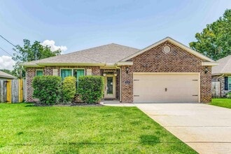 Building Photo - 215 Green Dr