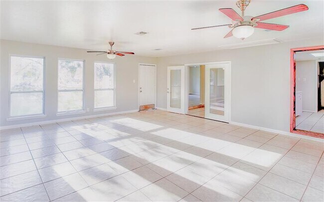 Foto del edificio - Specious 3 bedrooms 2 bathroom Available