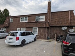 Building Photo - 11 S Whispering Hills Dr
