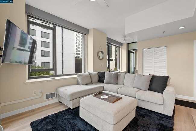 Building Photo - 250 King St