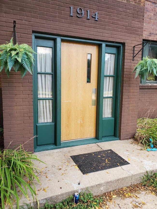 Building Photo - 1914 18th Ave