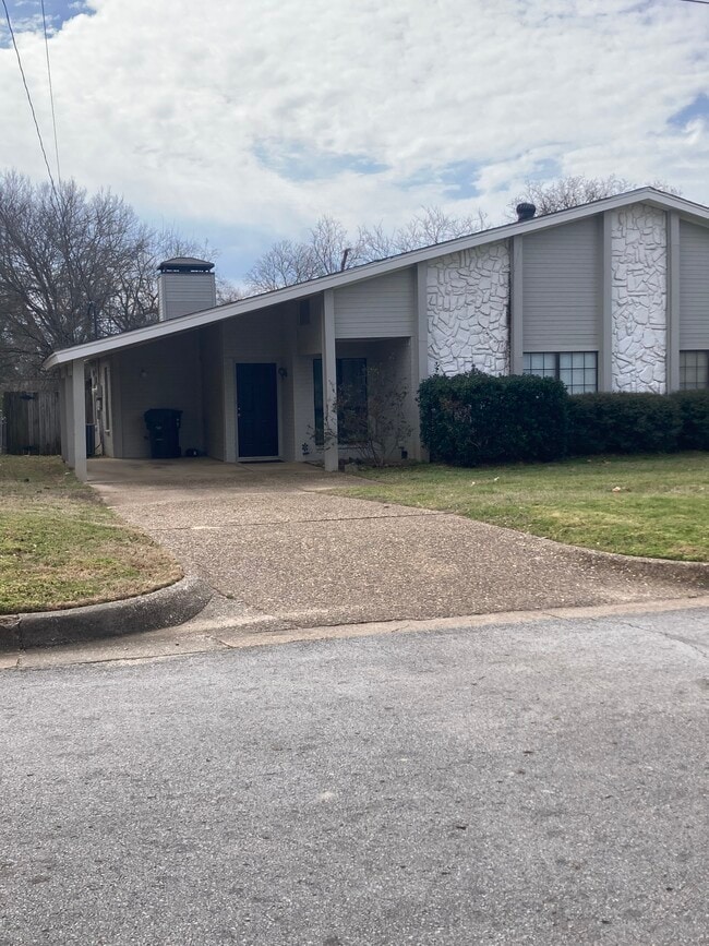 Building Photo - 1721 Susan Dr
