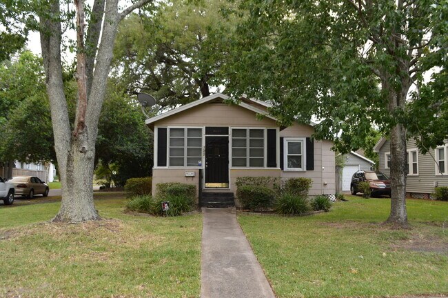 Building Photo - Cute 2 bedroom Home with 1 car detached ga...