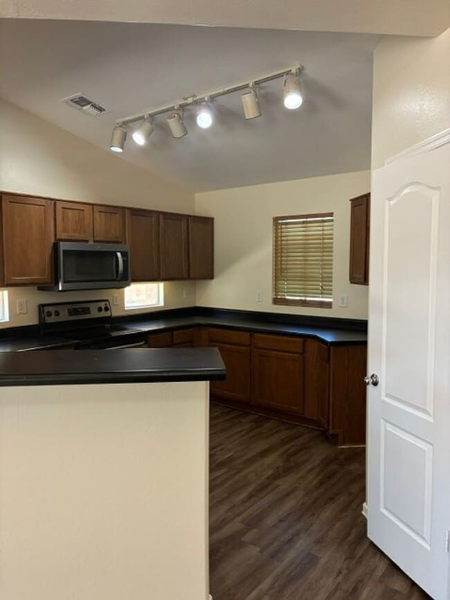 Building Photo - Spacious 4 Bedroom Home in Avondale!