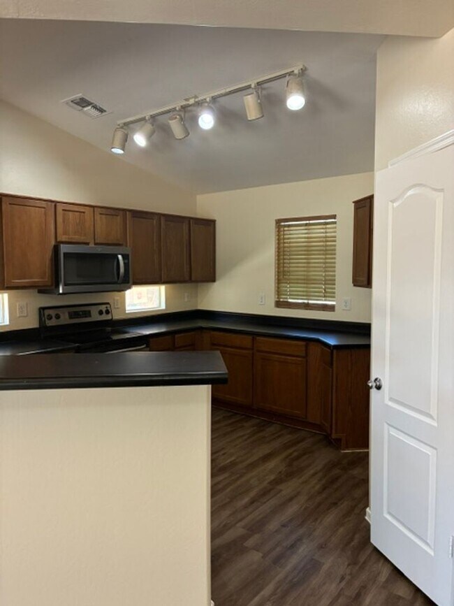 Foto del edificio - Spacious 4 Bedroom Home in Avondale!