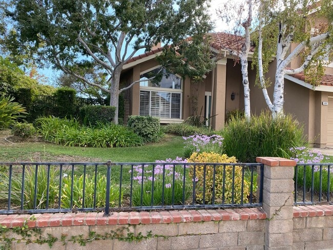 Building Photo - 3 bed, 2 1/2 bath home in great East Simi Valley location