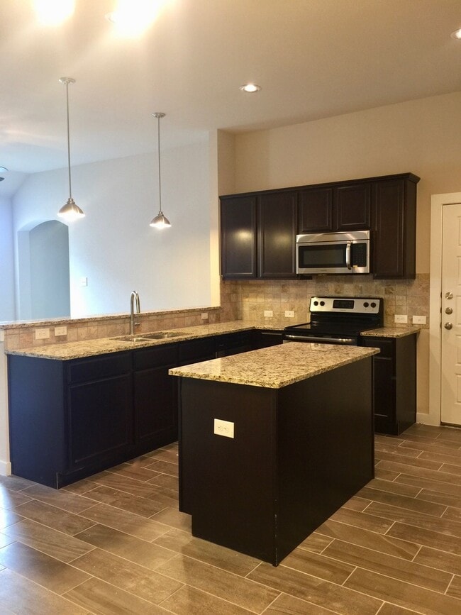 Building Photo - LUXURY DUPLEX LOCATED IN MIDLOTHIAN, TEXAS!