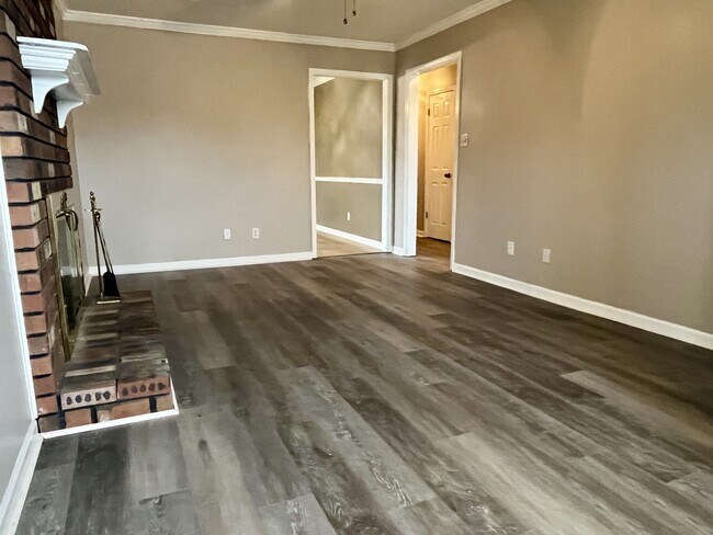 Building Photo - 220 Austinville Rd SW