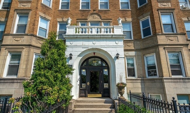 Building Photo - 67 Park Dr